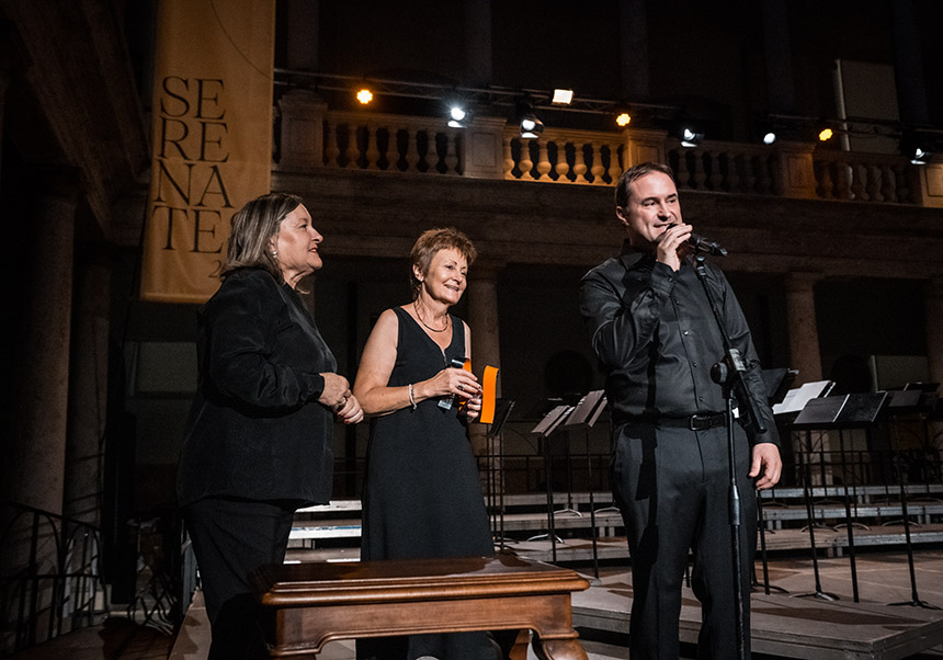 Award ceremony with UV Principal Maria Vicenta Mestre. Photo: Franco Goyenechea.